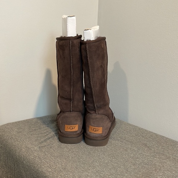 Brown Ugg US 7 - Picture 2 of 3